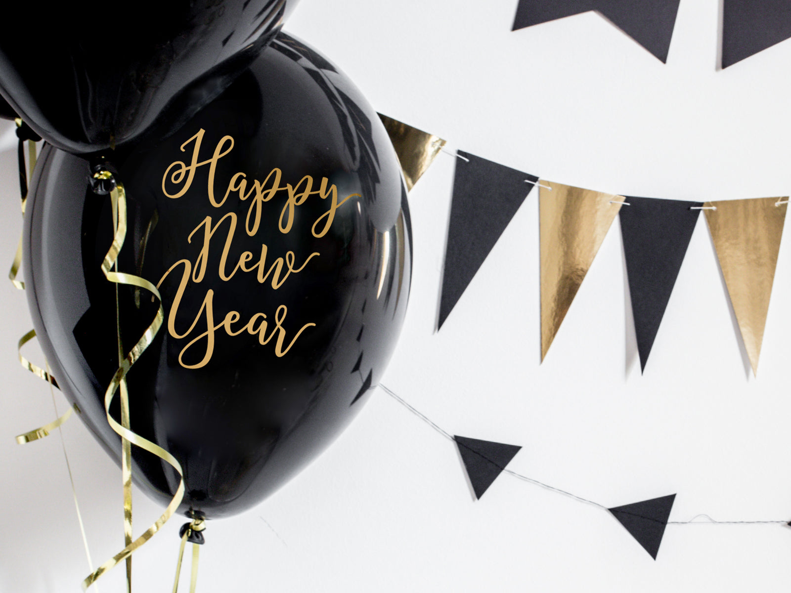Pastel Black 'Happy New Year' Balloons