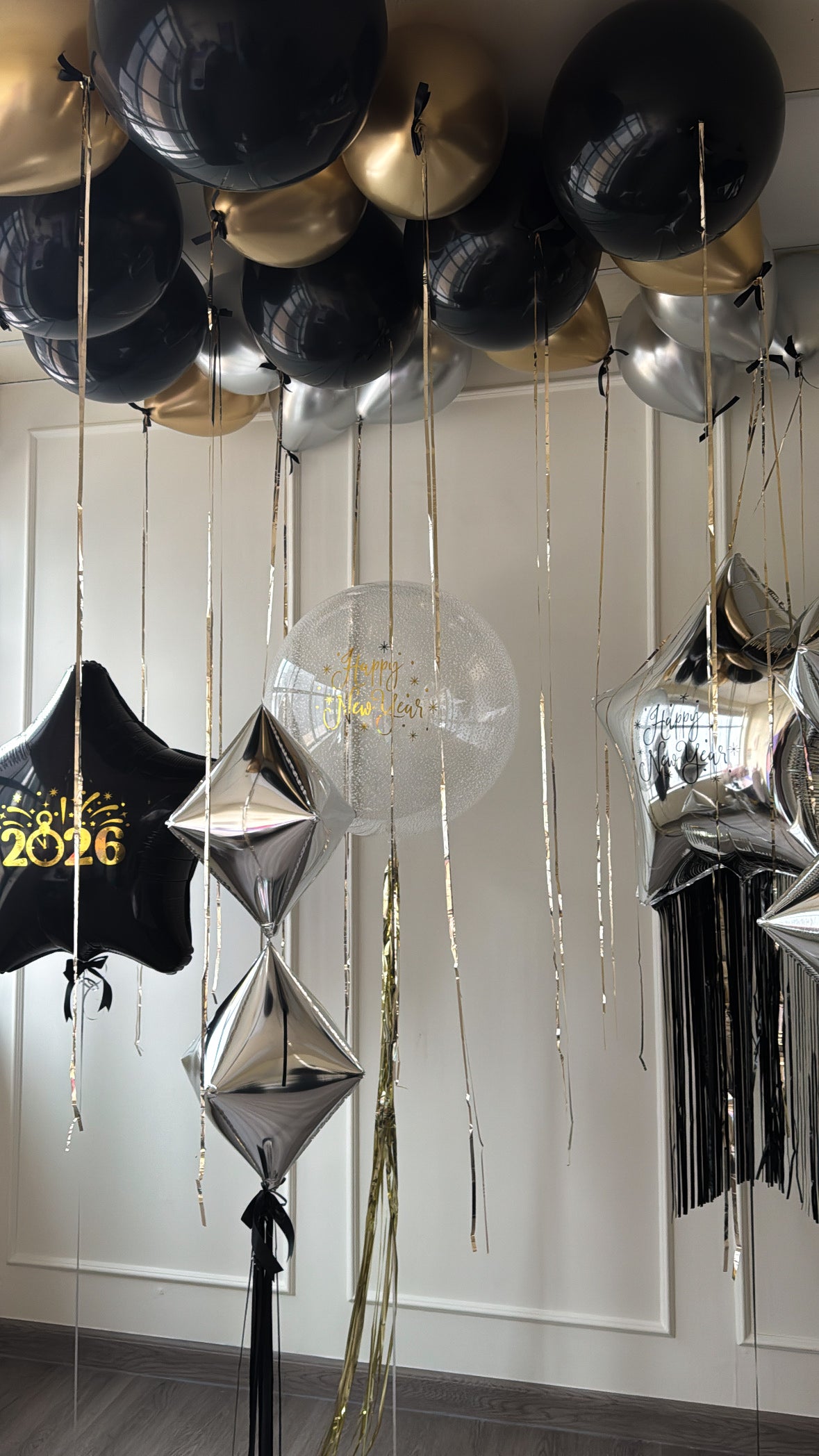 Tinsel &amp; Bow Ceiling Balloon Set