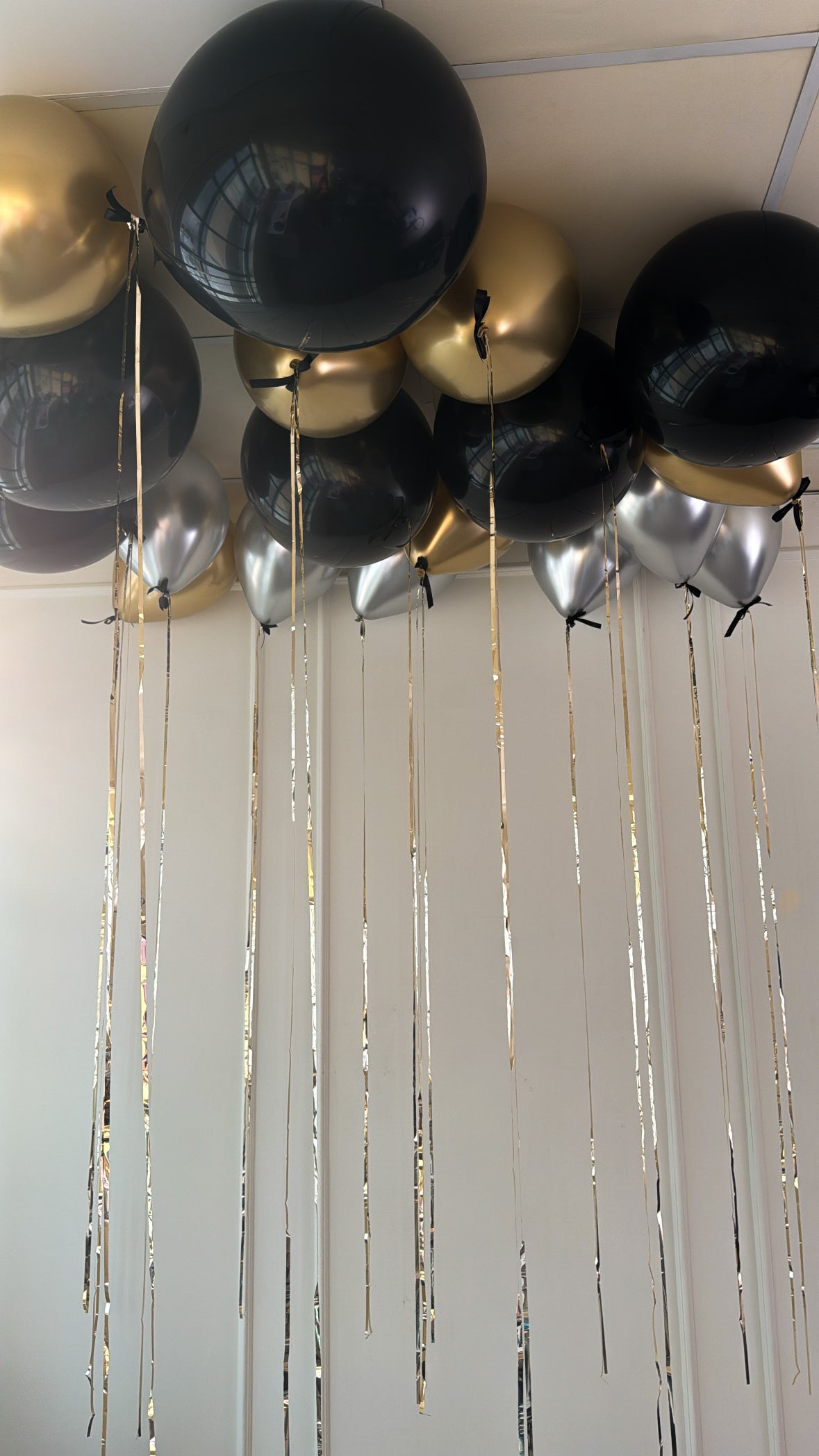 Tinsel &amp; Bow Ceiling Balloon Set