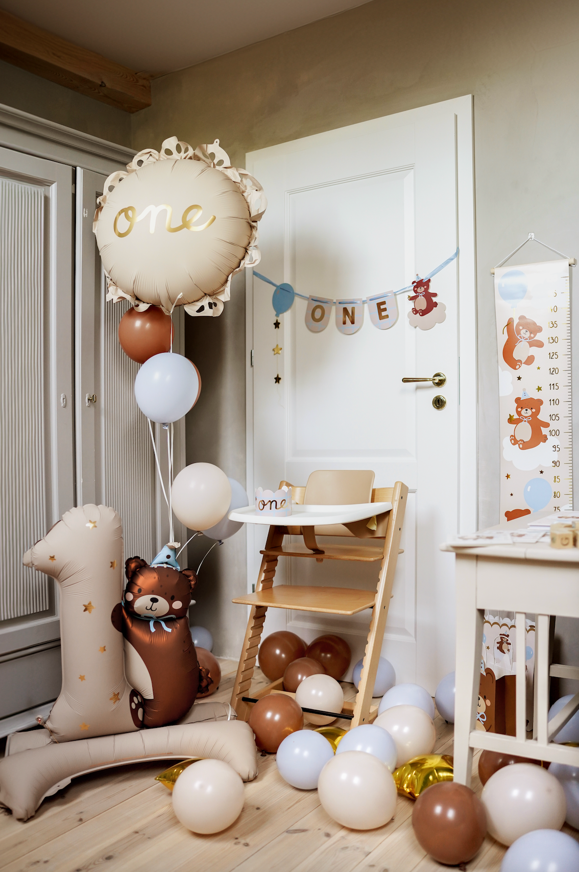 One Foil Balloon with Ruffle