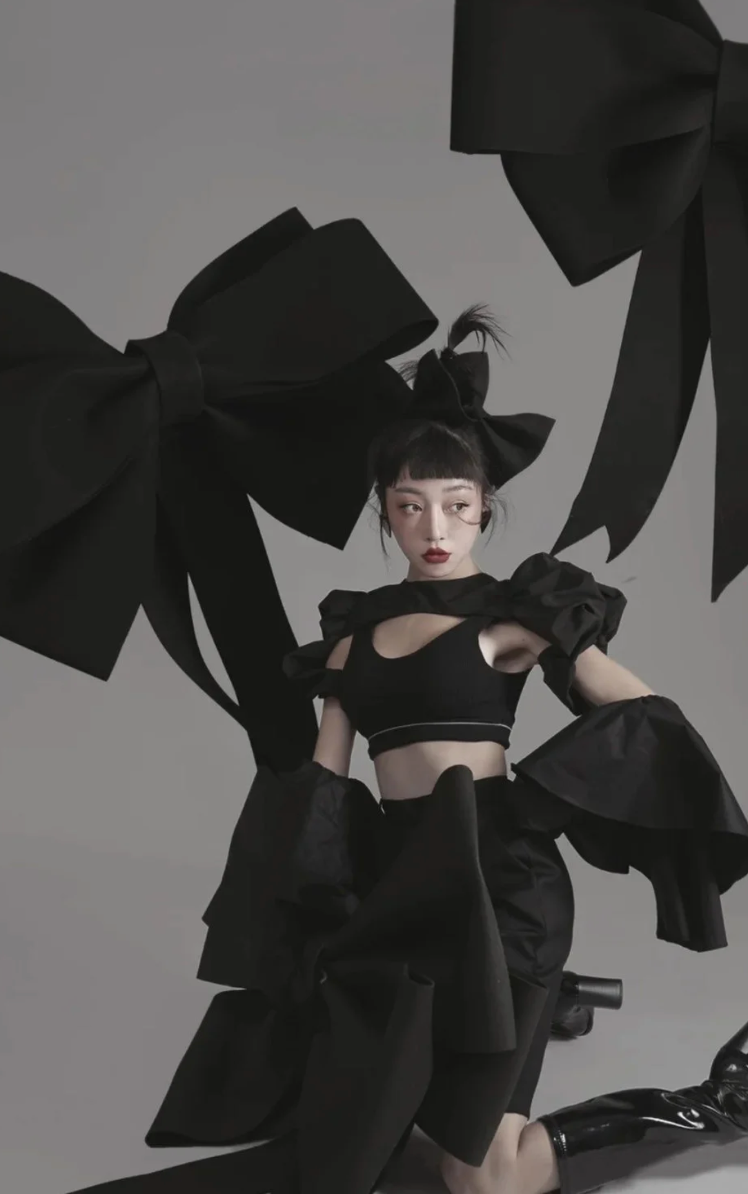 Pink &amp; Black DIY Giant Bow Decoration