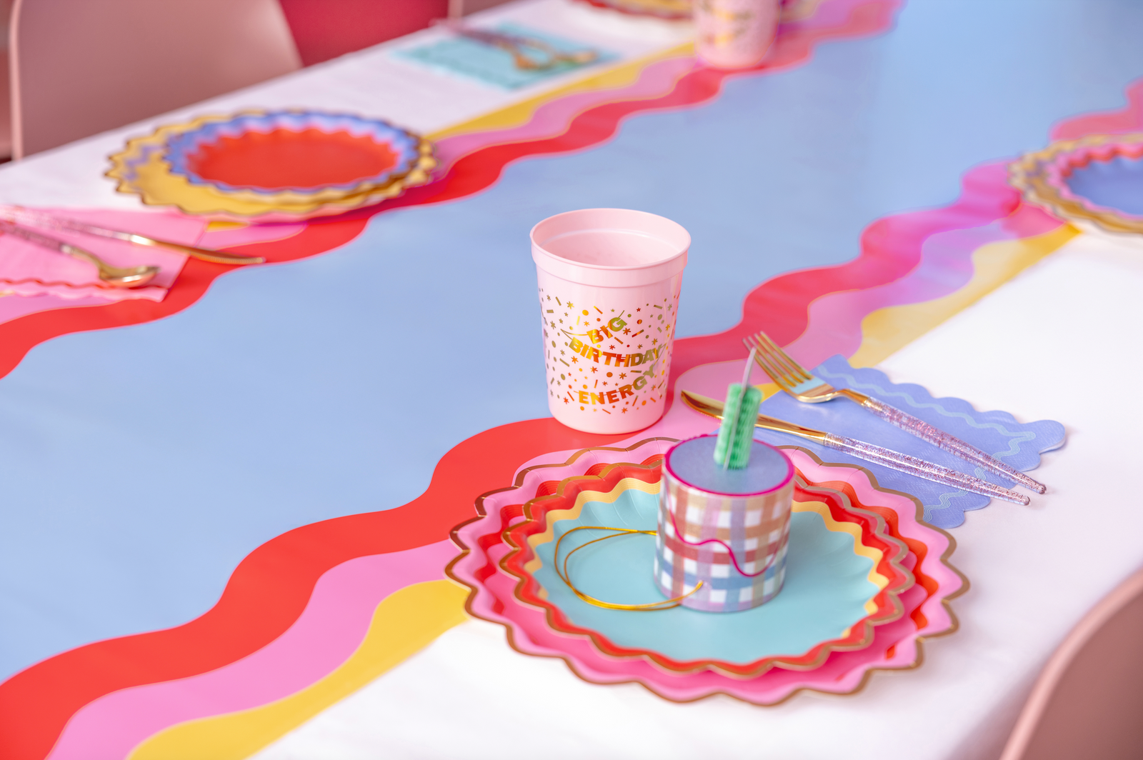 Scalloped Soirée Paper Table Runner