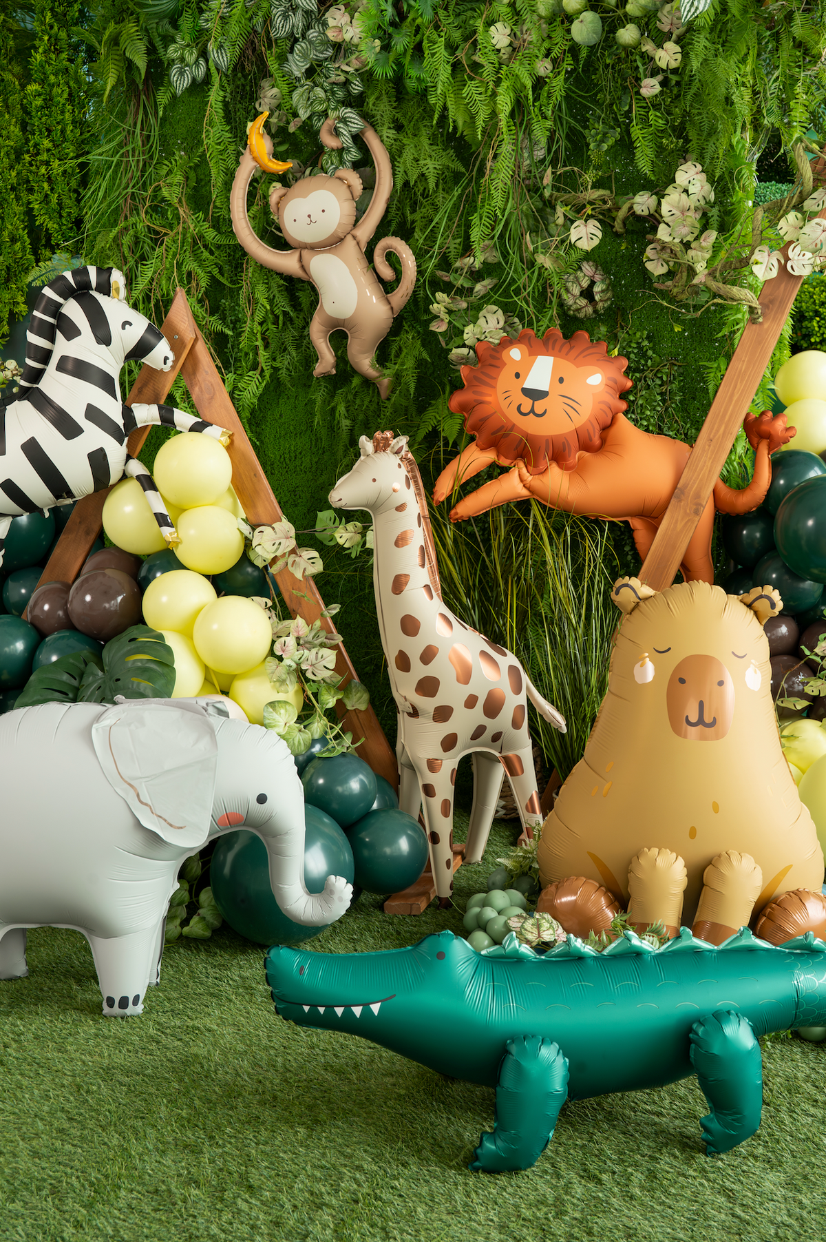 Standing Giraffe Foil Balloon